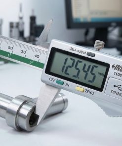 Kỹ thuật viên thao tác đo chi tiết máy bằng thước kẹp điện tử Insize 1108-250 hiển thị kết quả 125.45mm chính xác.